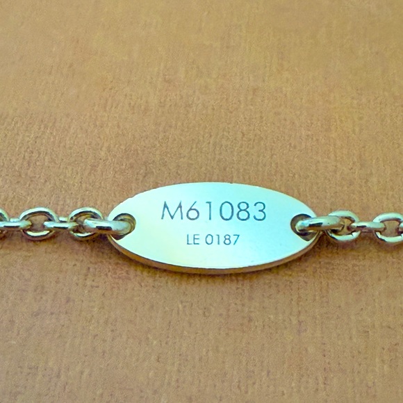 LOUIS VUITTON Essential V Gold Tone Necklace - Picture 7 of 8